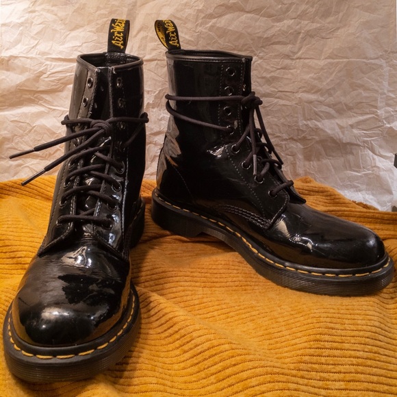 dr martens black shiny boots